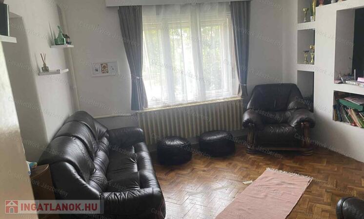 Jászszentandrás központjában 97 nm-es, 3 szobás családi ház eladó