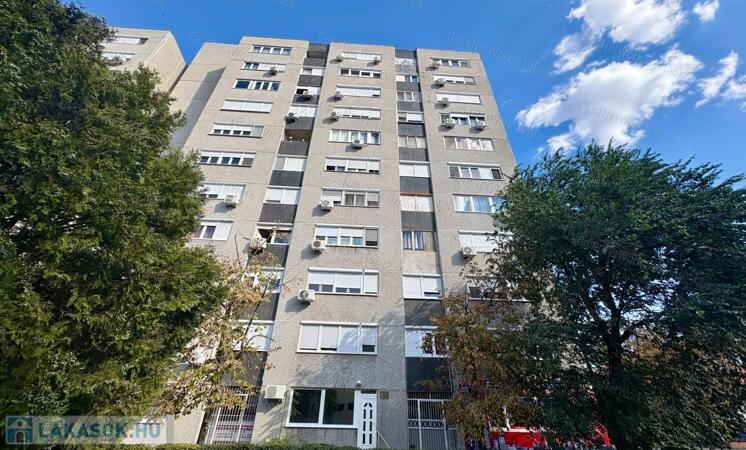 Eladó Szolnok belvárosában Ady E. úton egy 49 m2-es két szobás lakás.                                 