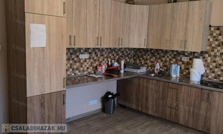 Tiszaföldváron csendes környéken családi ház eladó                                 