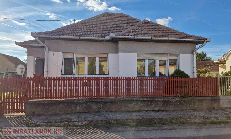 Jászárokszállás központjában 89 nm-es, 3 szobás családi ház eladó