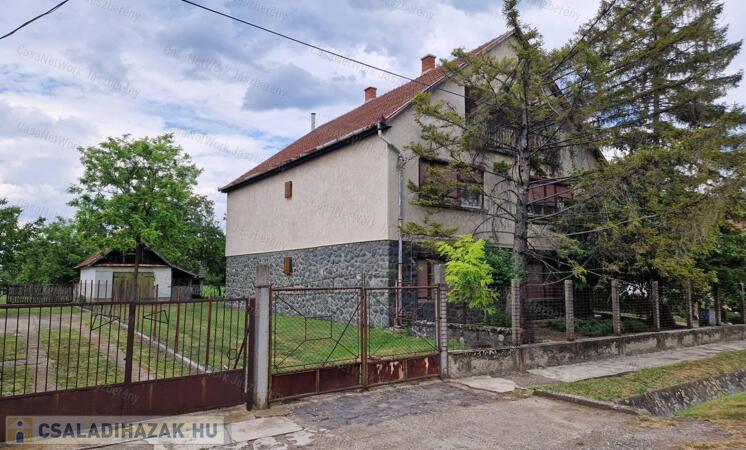 Jászkiséren 231 nm-es 2 szintes 5 szobás felújítandó családi ház eladó                                 