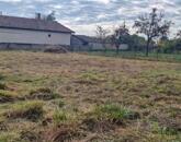 Eladó belterületi építési telek Törtelen, főút mellett – 571 m²