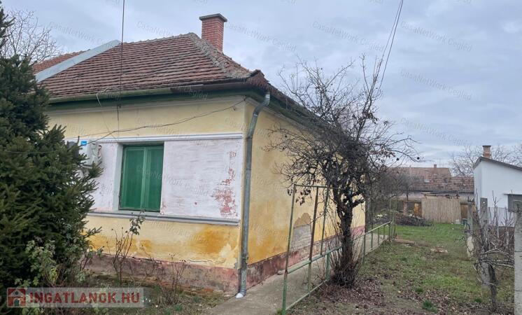 Eladó felújítandó ikerház fél Szolnokon