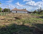 Eladó belterületi építési telek Törtelen, főút mellett – 571 m²