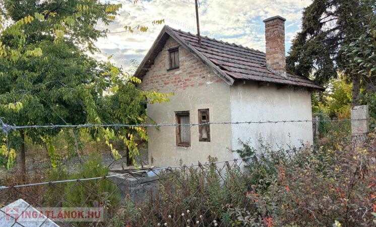 ELADÓ ZÁRTKERTI TELEK CSEMŐ ZÖLDHALOM RÉSZÉN, AZ AVAR KÖZBEN!