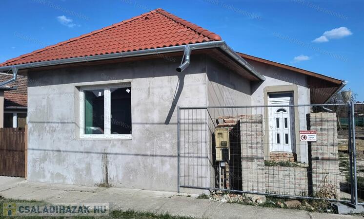 Eladó családi ház törökszentmiklós központjában!                                 