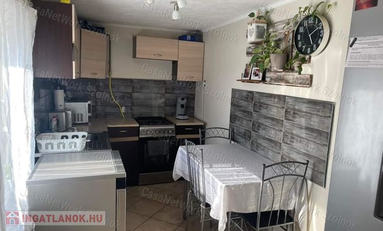 Szajol eladó felújított 3 szobás családi ház központban