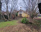 Két utcára nyíló telek két épülettel eladó Cegléden!