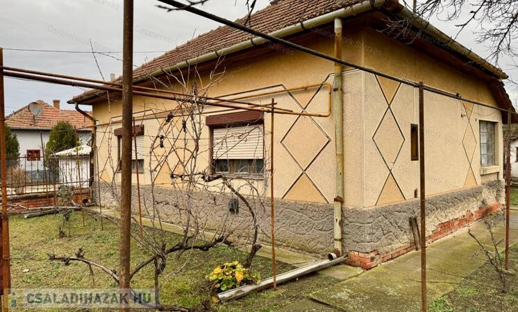 Szarvas kertvárosi részén árértékben igazán kedvező családi ház eladó                                 