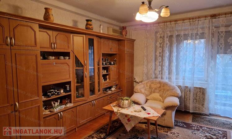 Szolnokon, belvároshoz közel, 52 m2-es, első em-i 2 szobás lakás eladó