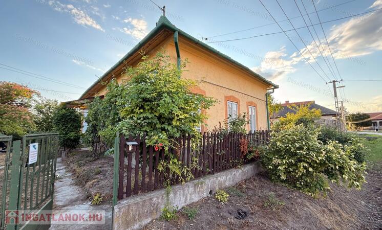 Felújítandó, de stabil parasztház Poroszlón!