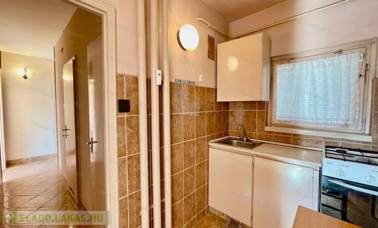 Eladó Szolnok belvárosában Ady E. úton egy 49 m2-es két szobás lakás.                                 