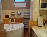 Tágas ház, kész iroda, külön üzlet és nulla rezsi. Ritka kombináció!