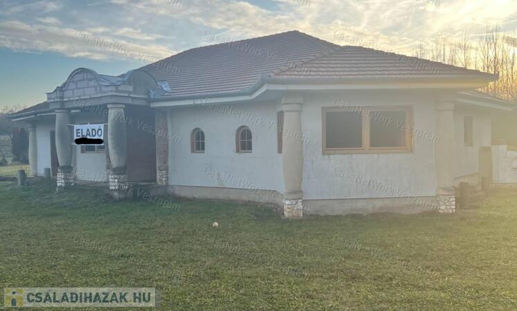 Eladó szerkezetkész ház hatalmas telekkel a Bakonyban                                 
