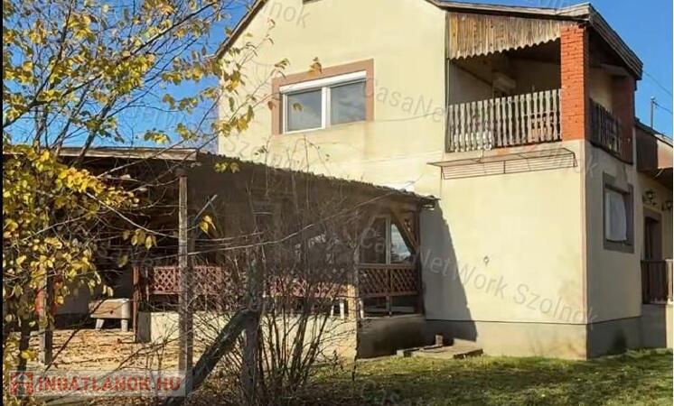 Többgenerációs vagy vállalkozásra is alkalmas családi ház Újhatvanban
