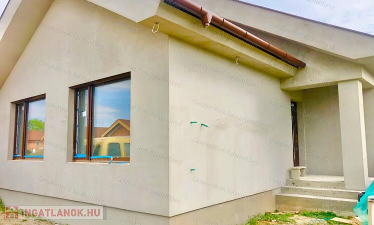Balaton parttól 5 percre új építésű családi ház
