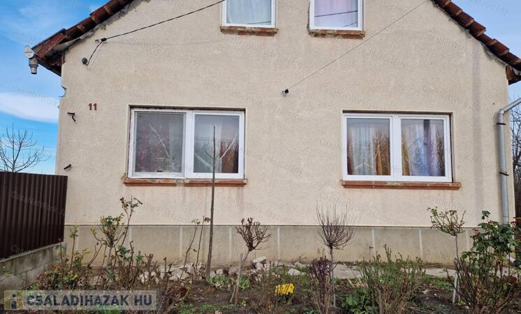 Jászjákóhalmán két szintes, 133 nm-es, 6 szobás, felújítandó ház eladó                                 