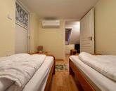 Dinnyelaposi-üdülősoron kétszintes, téglaépítésű, jó állapotú nyaraló