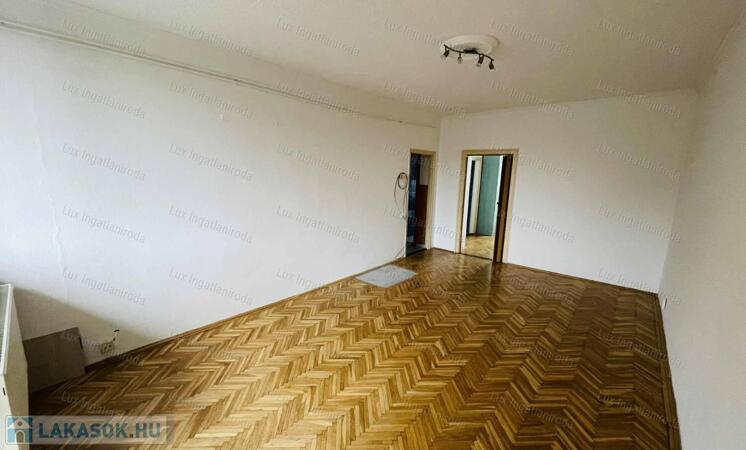 Komárom Szívében 2. emeleti, 54 m²-es, szigetelt tégla lakás eladó!                                 