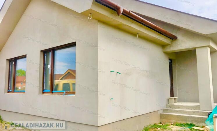 Balaton parttól 5 percre új építésű családi ház                                 
