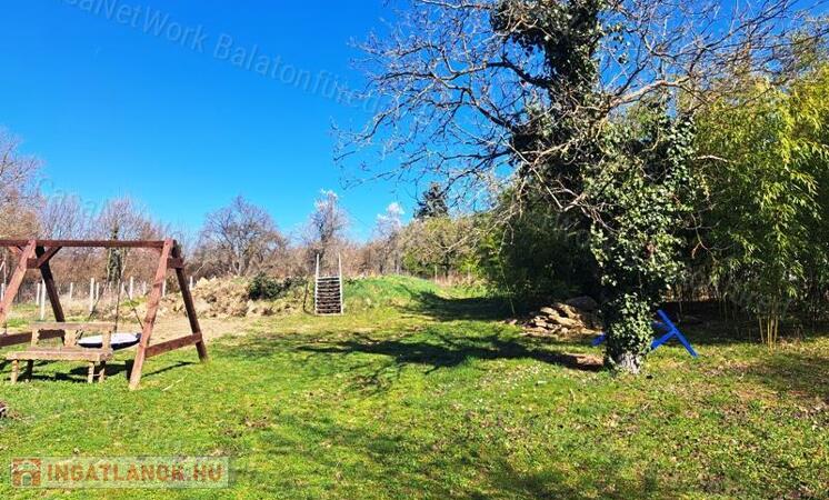 VÍZPARTTÓL 300 méterre eladó ÉPÍTÉSI TELEK PÁLKÖVÉN