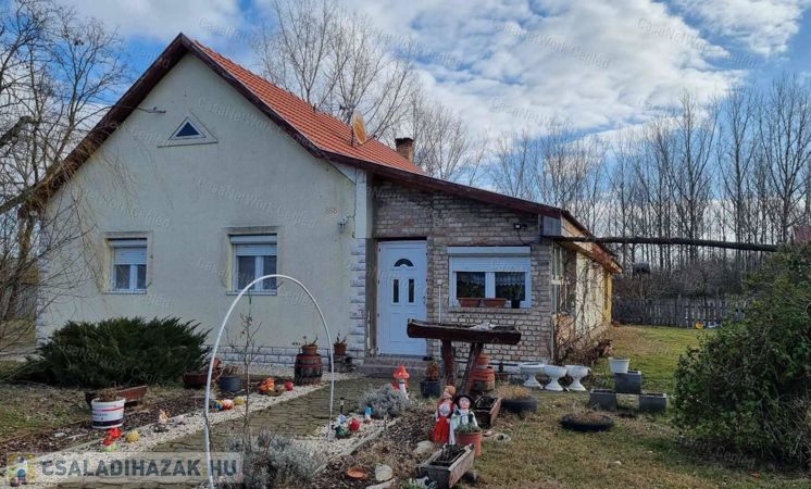 Cegléd-Ugyerben 4 szobás, téglaépítésű tanya eladó!                                 