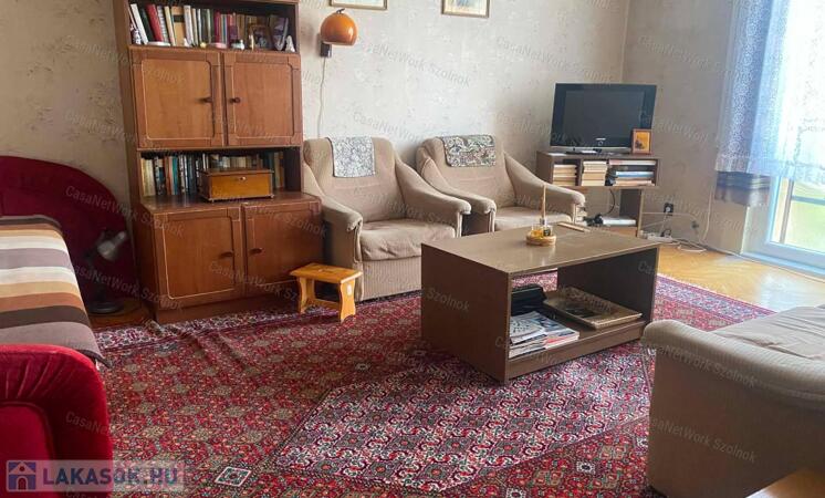 Szolnokon a Városmajor úton 1+2 szobás lakás eladó                                 