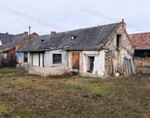 Eladó BELTERÜLETI TELEK épülettel NEMESGULÁCSON!