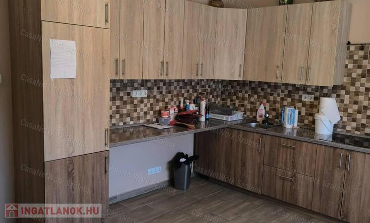 Tiszaföldváron csendes környéken családi ház eladó