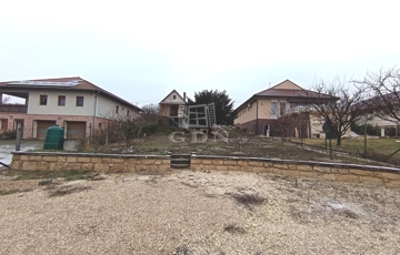 Eladó telek/földterület