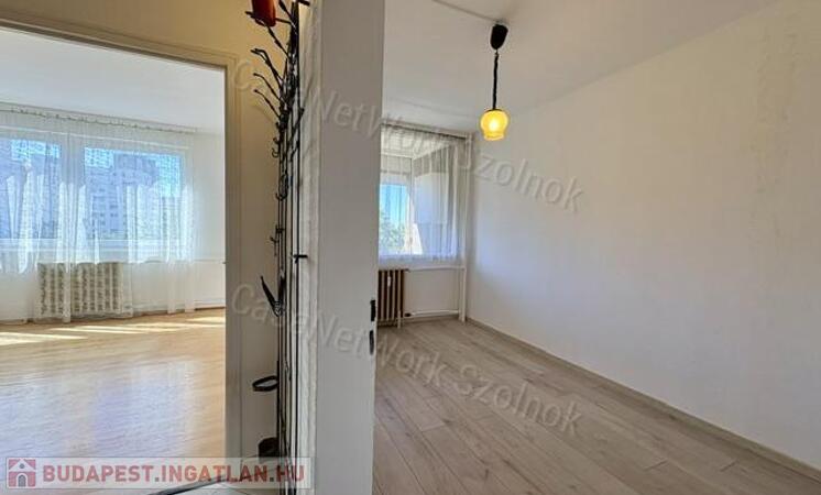Eladó Szolnok belvárosában Ady E. úton egy 49 m2-es két szobás lakás.                                 