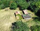 Nagyméretű épülettel, erdőszéli GAZDASÁGI ÉPÜLET KÁPTALANTÓTIBAN