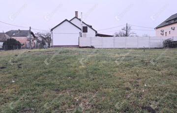 Eladó telek/földterület