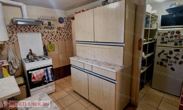 Kétlakrészes családi ház eladó Cegléden!