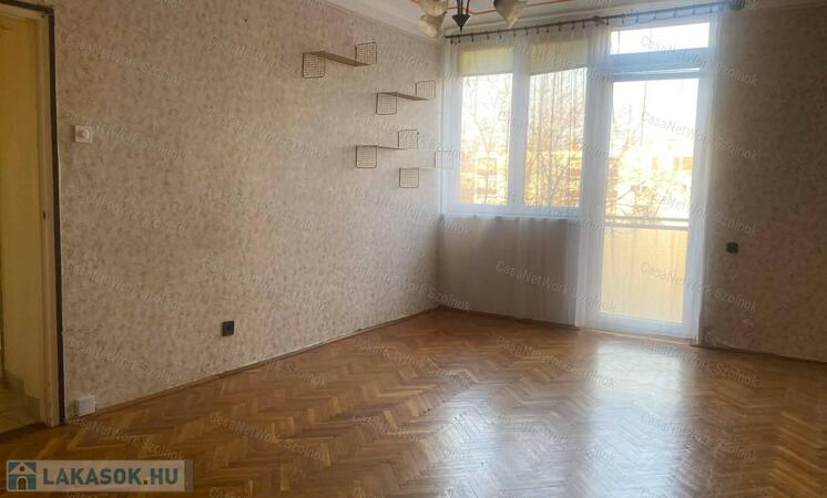 Szolnokon a Váromajor úton 1+1 szobás, 3. emeleti lakás eladó!                                 