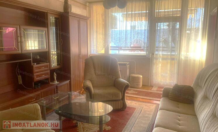 Szolnokon a Madách utcában 2 szobás lakás eladó!