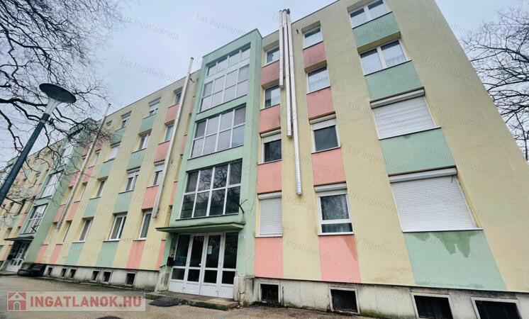 Eladó 27 m²-es, frissen felújított garzon Komárom központjában!