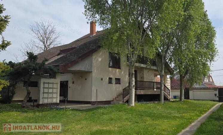 Egyedi kivitelezésű, tágas családi ház eladó Cegléden nagy telekkel!