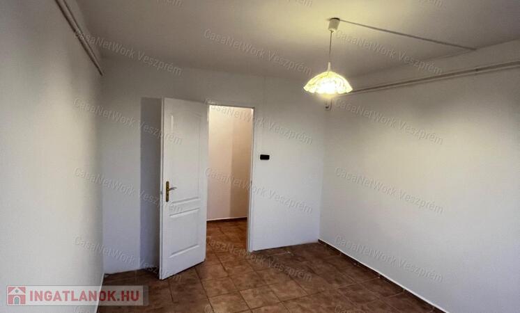 Eladó panellakás Hajmáskéren