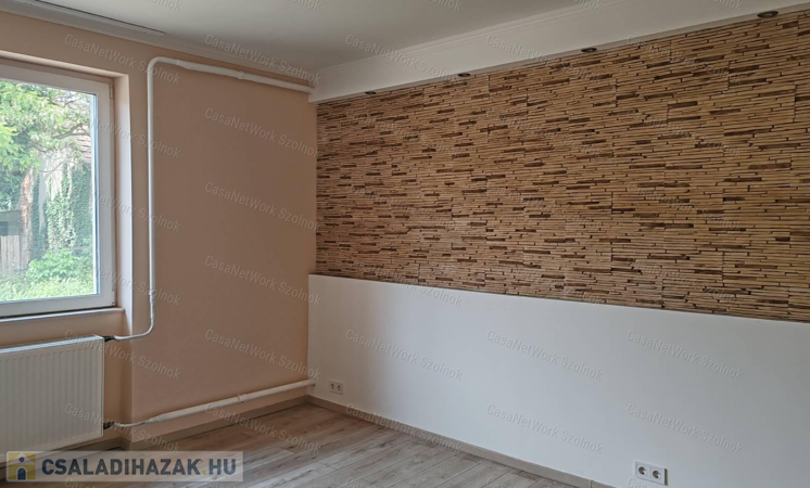 Kengyelen 80 nm-es, részben felújítandó családi ház eladó!                                 