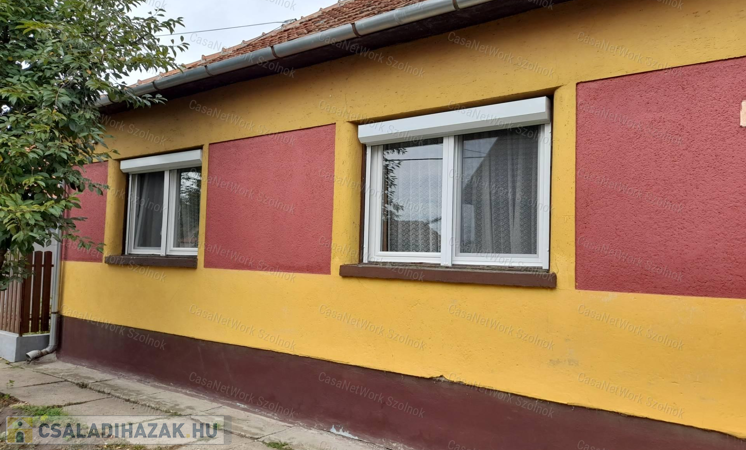 Szolnokon nagyméretű családi ház eladó vagy cserélhető lakásra!                                 