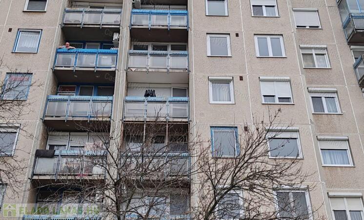 Szolnokon, a Széchenyi lakótelepen 2szobs, 2.emeleti lakás eladó!                                 