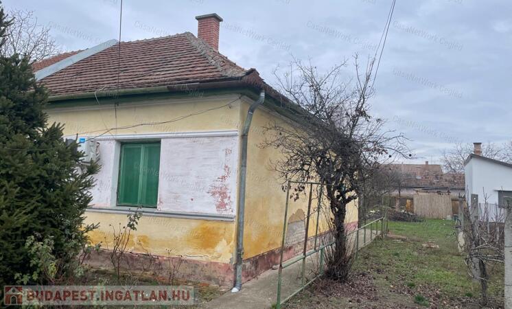 Eladó felújítandó ikerház fél Szolnokon                                 