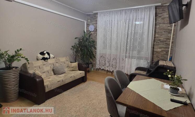 Oroszlányon eladó egy 36nm-es 8.em. 1,5 szobás , örök panorámás lakás!