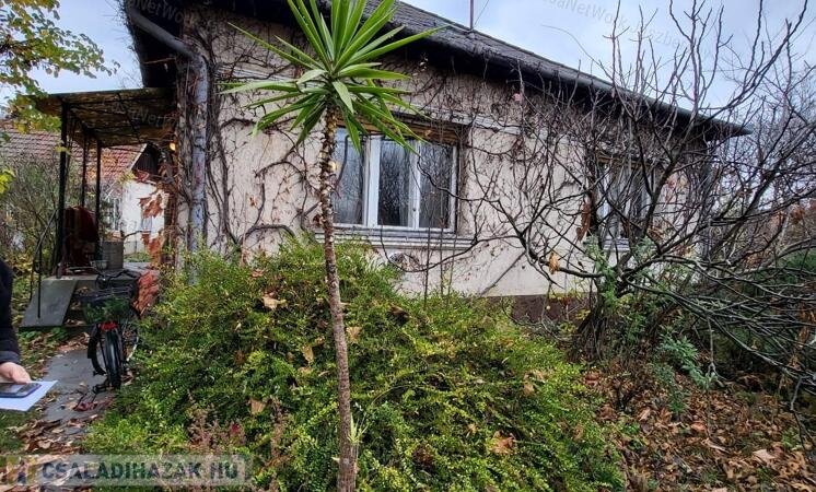 Eladó felújítandó kockaház Jászapátin                                 