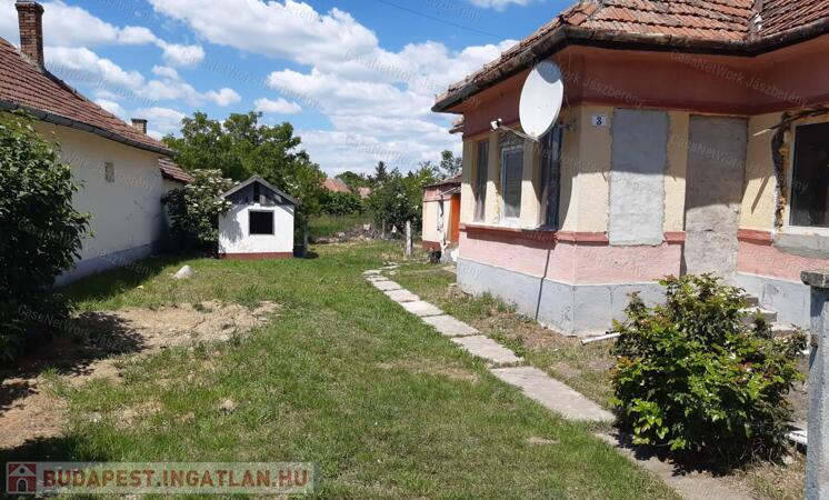 Erken felújítás alatt lévő, 75 nm-es, 3 szobás családi ház eladó                                 