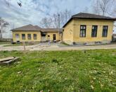 Eladó Kunhegyes központjában 340 nm-es épület fejlesztési potenciállal