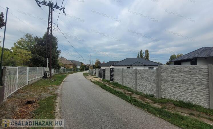 Ikerházak Bicske szívében - csend, kényelem, korszerű otthon                                 