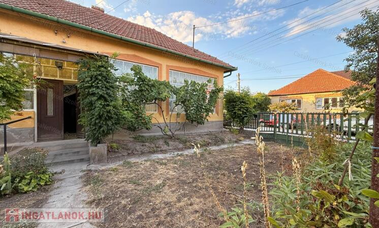 Felújítandó, de stabil parasztház Poroszlón!