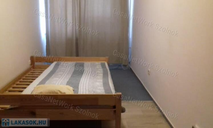 Szolnokon a Bajcsy Zs úton 2 szobás lakás kiadó!                                 